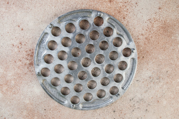 混凝土背景上的旧铝饺子模具。图片下载