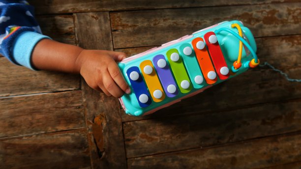 孩子们喜欢玩五颜六色的巴士玩具和教育玩具图片下载