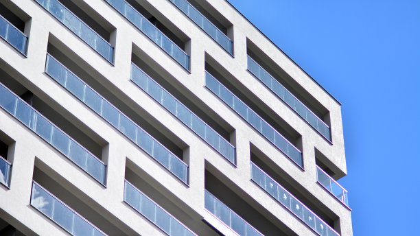 现代多层公寓的外观-立面，窗户和阳台。图片下载