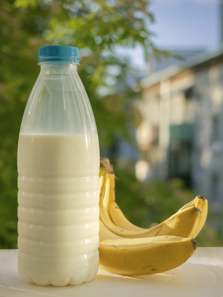 一瓶牛奶和香蕉。在早上。图片下载