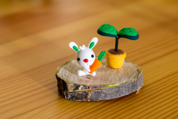 橡皮泥兔子和盆栽植物图片下载