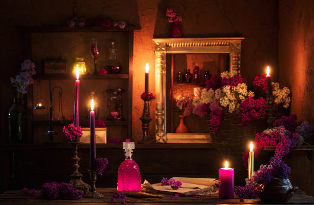 在女巫的房子里用紫丁香做的魔法药水图片下载