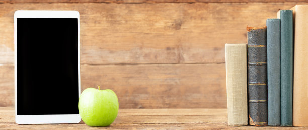屏幕平板和书籍堆叠图片下载