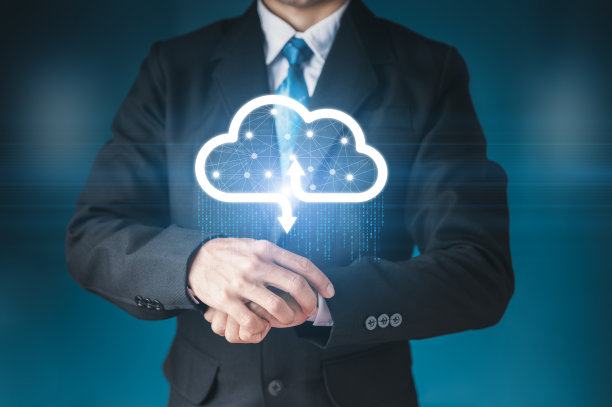 商人拿着一个带有光和二进制数字1010的云数据图标。数字交通的概念与云相连接。保险业务计算机安全概念。图片下载