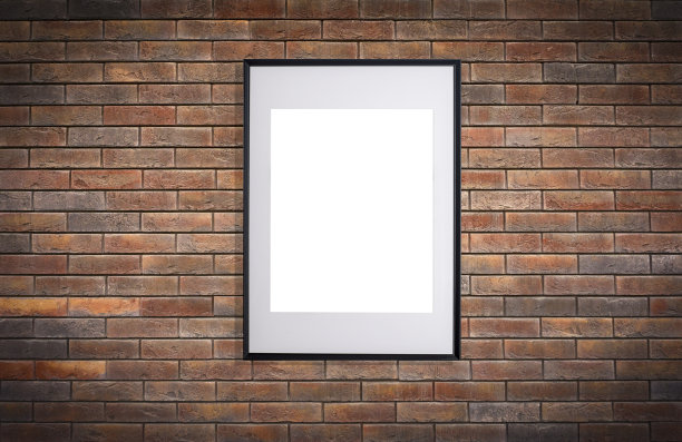 模拟海报框架在内墙。白色框架海报或照片形象的砖阁楼墙在家庭房间或办公室内部图片下载