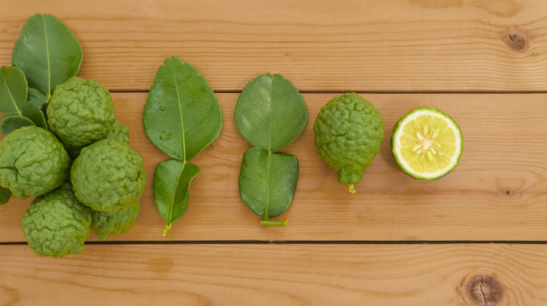 切菜板上放着新鲜的佛手柑图片下载