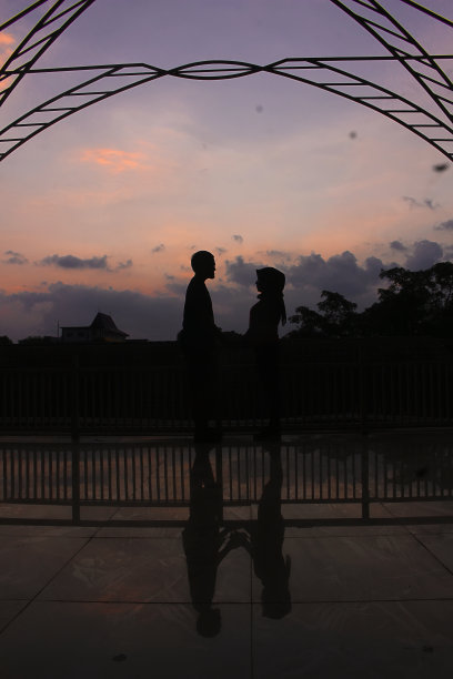 一对亚洲夫妇的剪影图片下载