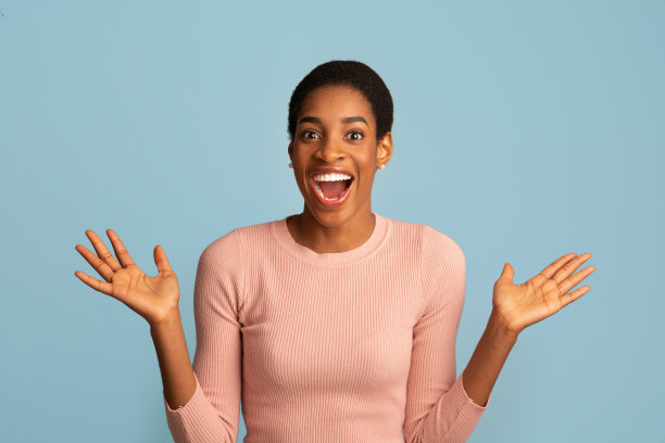 提供。情绪激动的非洲裔美国女士的肖像图片下载