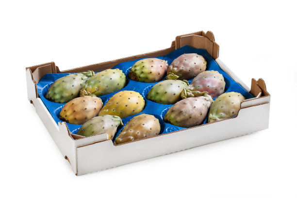 仙人掌梨订购在白色水果盒在蓝色塑料，孤立在白色背景图片下载