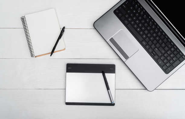 顶视图在白色木桌上打开空白笔记本电脑，空日记和图形板，自由的空间图片下载