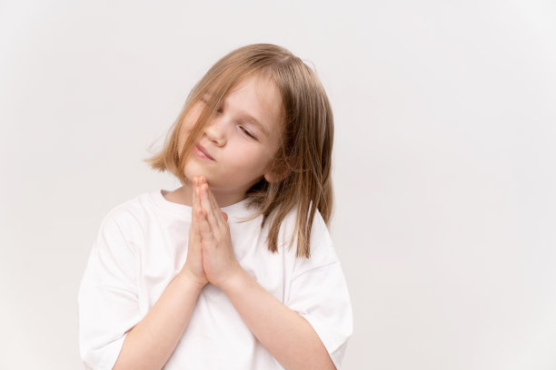 快乐的女孩与发型四手在她面前的白色交叉双手图片下载