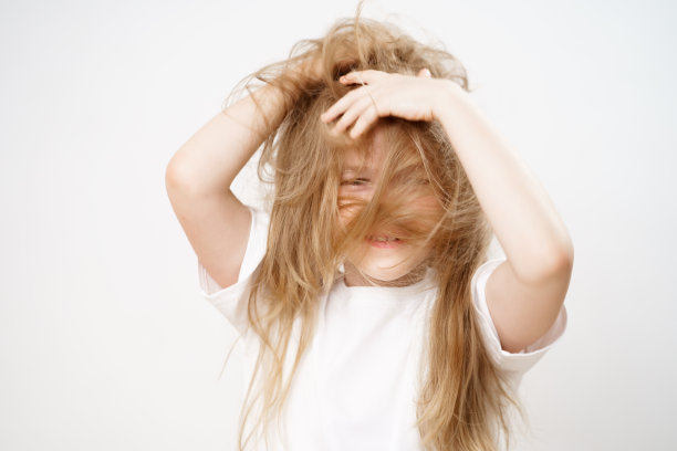 醒来的小女孩，白色背景下蓬乱的长发图片下载