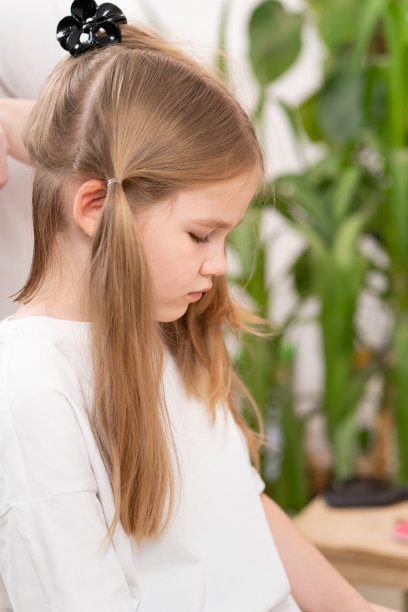 剪头发前头发很有趣的女孩。图片下载