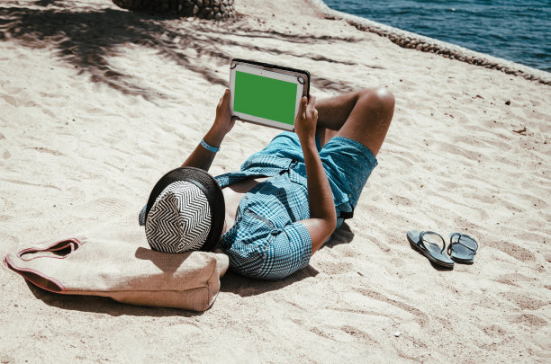 在海滩上冲浪图片下载