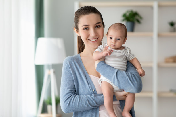 母亲和婴儿。美丽的千禧妈妈抱着可爱的新生儿肖像图片下载