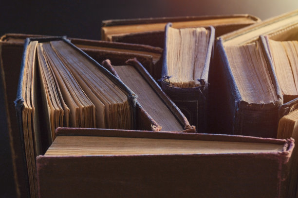 旧的精装书或教科书。教育的概念。特写镜头图片下载