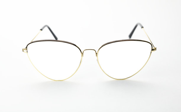时尚的太阳镜在薄的金色框架与白色背景添加图像。图片下载