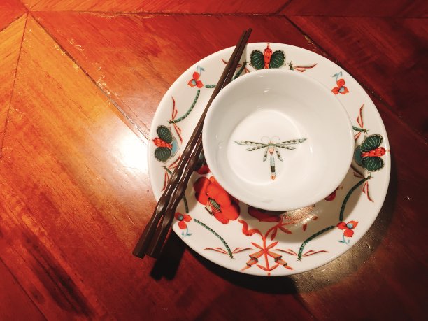 蜻蜓图案的中式碗顶部的花图案盘子用筷子图片下载