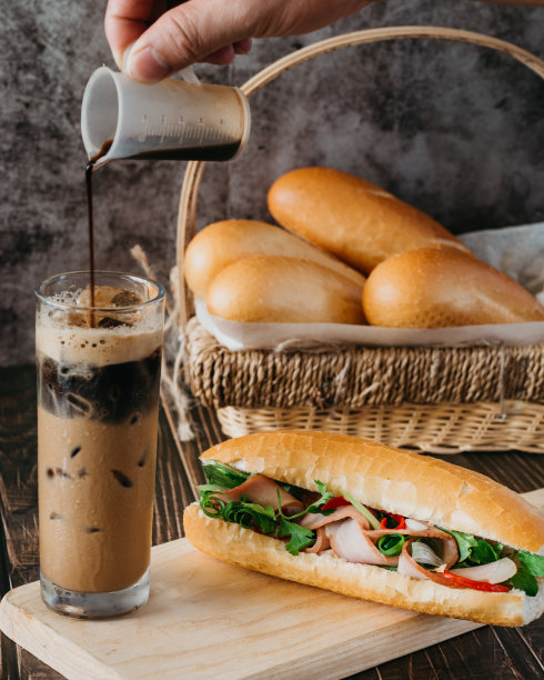 传统的越南三明治配咖啡图片下载