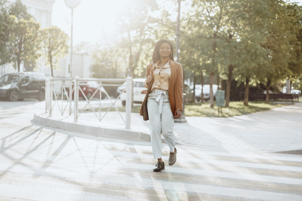 年轻的非洲裔美国妇女正在过马路图片下载