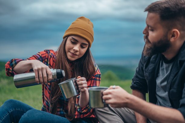 几个露营者在大自然中度过一天，喝着保温瓶里的咖啡图片下载