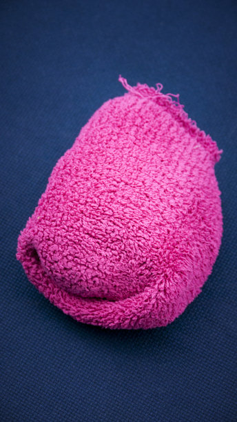 紫红色的袜子折叠成球图片下载