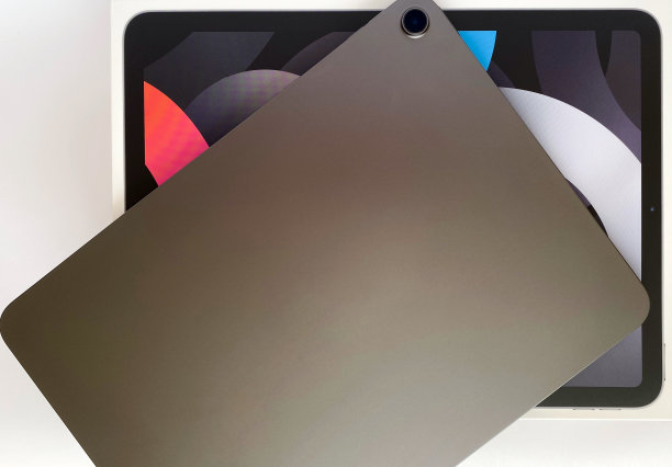 平板电脑是黑色的白色孤立的背景与模拟。背面侧面的平板电脑图片下载