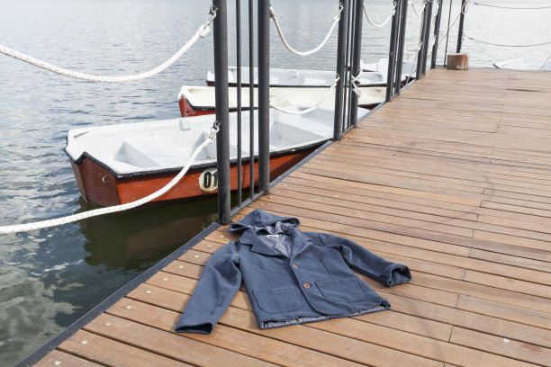 儿童时尚——男女皆宜的夹克;照片在航海背景。图片下载