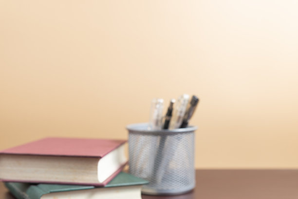 模糊的书籍和文具的背景。图片下载