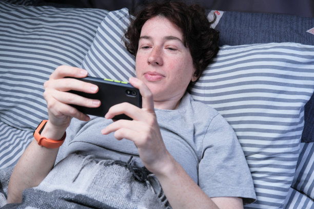 成熟的女人就是躺在床上用智能手机看电视图片下载