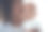 一个年轻女人在家里亲吻她可爱的宝贝女儿的照片图片下载