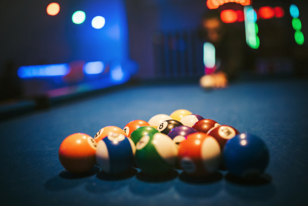 打台球很有趣。图片下载