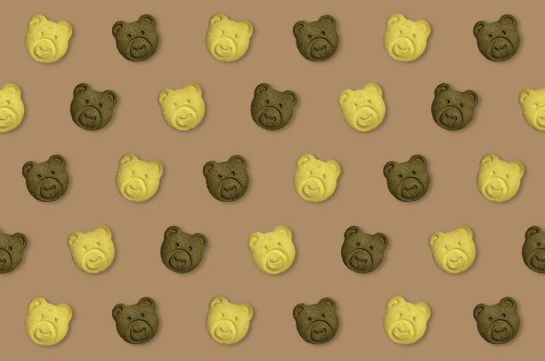 小熊饼干图案在棕色的背景。图片下载