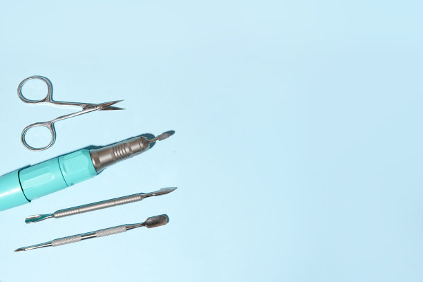 蓝色背景的修指甲工具和配件。指甲护理。平的。本空间图片下载