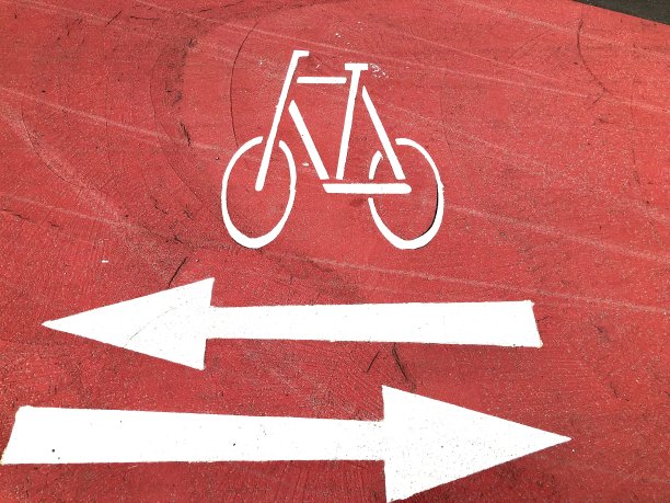 有自行车标志的自行车道图片下载