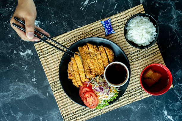 搭配寿司、三文鱼卷等日本料理。日本人饮食健康。日本，亚洲，寿司，生鱼片。图片下载