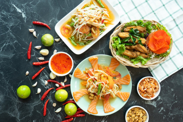 泰国菜的背景。泰国菜。桌子的背景是黑色的石头。泰国食物显示在桌子上的桌面视图。图片下载