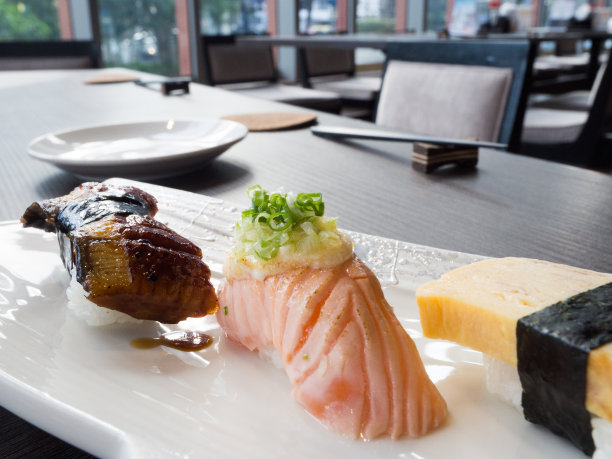 搭配寿司、三文鱼卷等日本料理。日本人饮食健康。日本，亚洲，寿司，生鱼片。图片下载
