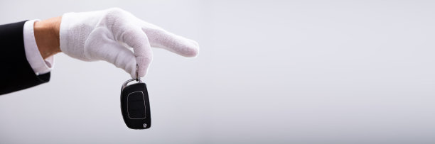 服务员手持汽车钥匙图片下载