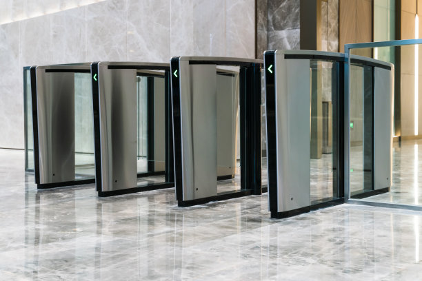办公楼入口处的现代化旋转门。图片下载