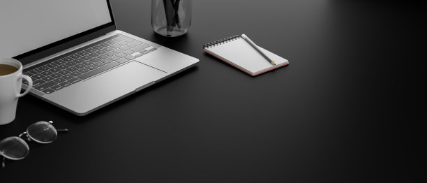黑暗的工作空间，有笔记本电脑，文具，咖啡，眼镜和复印空间，3D渲染图片下载