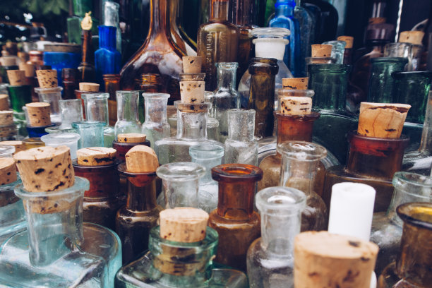 一排古老的药瓶。近距离选择焦点照片的老古董药房玻璃瓶和烧瓶。图片下载