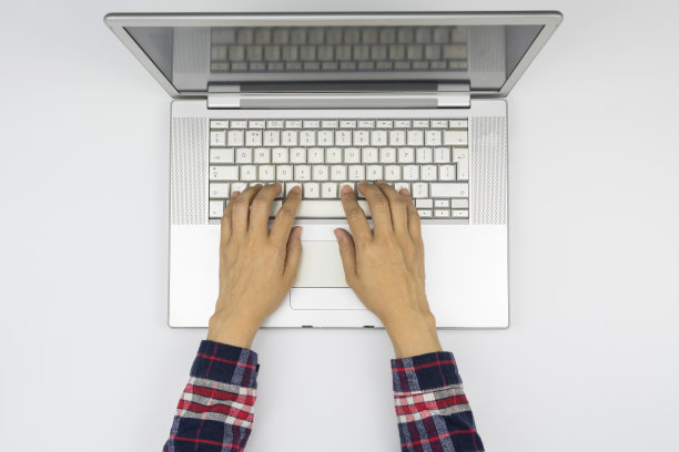 女人在白色背景上打字的俯视图。图片下载