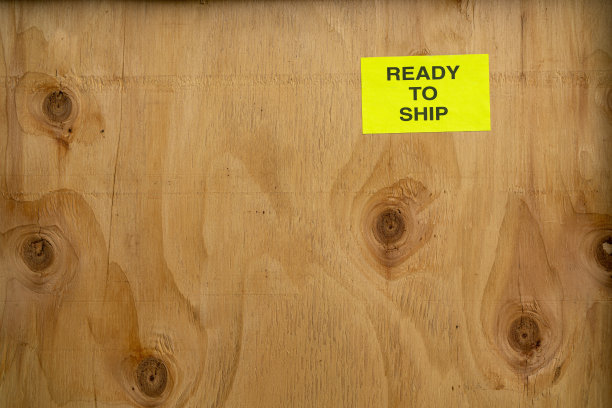 标签上写着“准备好装船了”，背景是木制的。货物交付图片下载