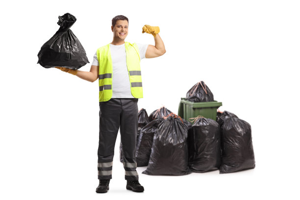 一名拾荒者拿着一个袋子，在垃圾桶前显示肌肉的全身像图片下载