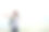 年轻的大胡子男子听音乐在山车站:-库存照片图片下载