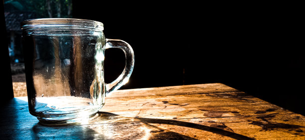 暴露在光线下的玻璃图片下载