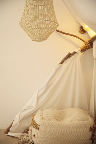 理疗室巧妙地装饰着靠垫、窗帘和灯光。图片下载