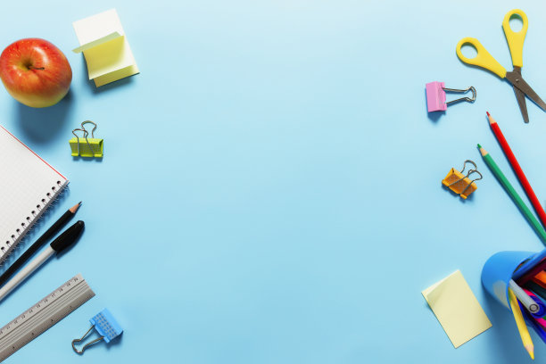 平躺与学校概念在蓝色背景与学校配件图片下载