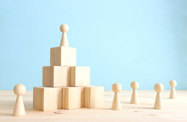 经营理念人的形象越过木块和桌子，人力资源和管理理念图片下载